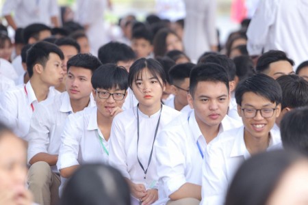 Một trường THPT ở Hà Nội thông báo khẩn cho dừng việc học trực tiếp từ ngày 6/12