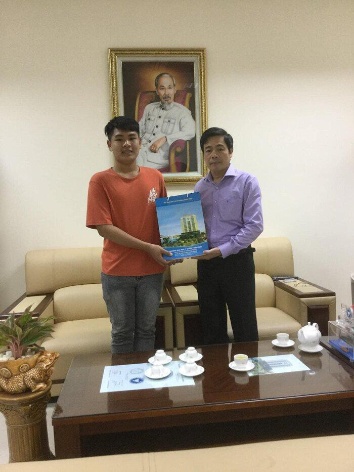 Đại học Y Dược Thái Bình đón nam sinh 10 năm cõng bạn nhập học - Ảnh 1.