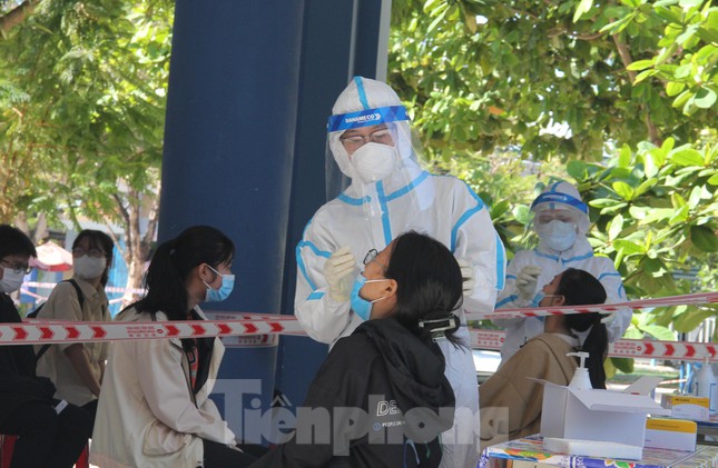 Cận cảnh Đà Nẵng xét nghiệm hơn 12.000 thí sinh thi tốt nghiệp THPT ảnh 9