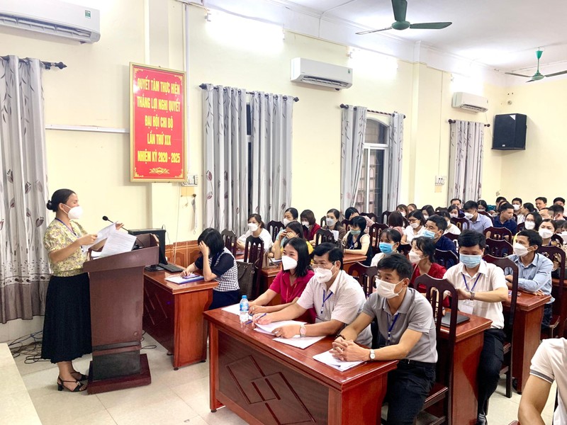 Họp cán bộ làm thi tại điểm thi số 25 - Trường THPT Nguyễn Thiện Thuật (Tỉnh Hưng Yên) sáng 6/7.